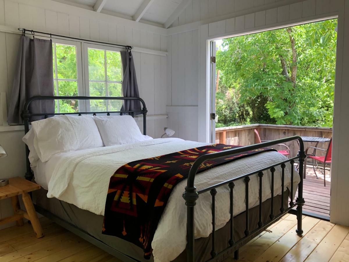Johnson'S Beach Cabins And Campground Гърнвил Екстериор снимка